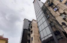 江西鄱阳：老楼装电梯 破解“上下为难”