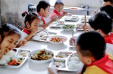 江西万年：农村留守儿童吃上营养午餐