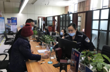 江西分宜：“陪伴式”服务方便老年人办证