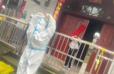 江西抚州医护人员支援上饶抗疫一线：给采核酸的“小蜜蜂”比个心