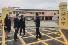 江西万载：改建学校接送区域 保障学生上下学安全