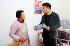 江西峡江：民情信息员上门服务留守老人