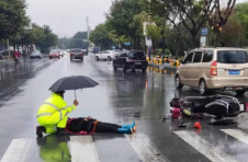 江西赣县：暴雨中，他单膝跪地，撑伞守护受伤群众
