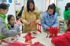 江西上犹：喜迎元旦 巧手制作灯笼