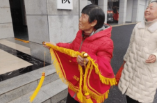 江西新余：遇邻居家失火 消防员立马“上岗”灭火