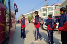 江西赣州赣县区：山里娃上学有了“校车”接送