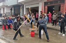 江西南城：干群欢聚打糍粑 携手共话新生活