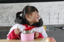 江西九江濂溪区：银山小学的孩子们“加餐”啦！