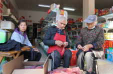 江西瑞昌：双腿萎缩，他靠双手撑起一个家