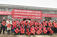 江西鹰潭余江区：春联送祝福 村民笑开怀