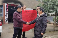 江西浮梁：隆冬季节 村民跃水勇救落水者