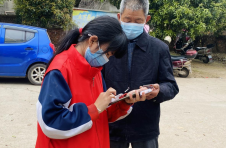 江西丰城：核酸检测点有一名忙碌的小志愿者