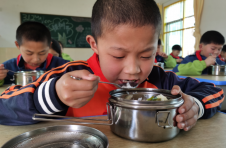 江西乐平：“免费午餐”开餐 一碗香甜饭温暖乡村娃