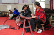 江西都昌：留守妇女家门口编织“幸福梦”