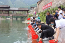 江西浮梁：8万余尾鱼苗在瑶河“安家”