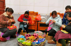 江西遂川：网上销售“网红鞋” 巧手“编织”新生活